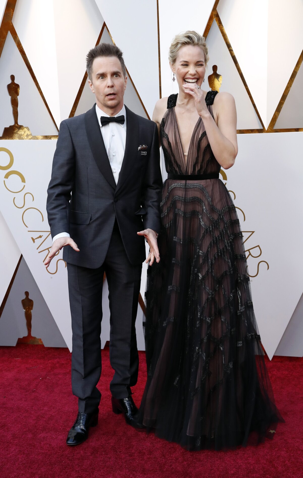 Herec Sam Rockwell a jeho manželka - herečka Leslie Bibb v kreácii J.Mendel. 