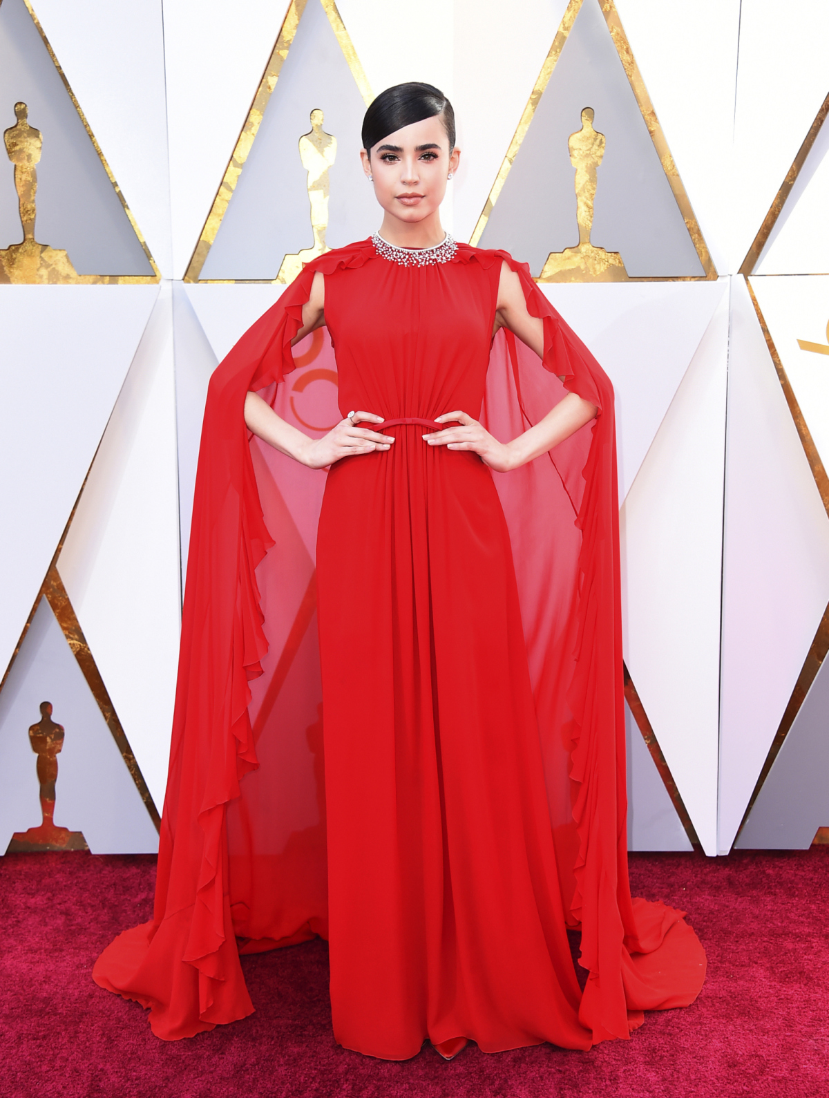 Herečka Sofia Carson v kreácii Giambattista Valli. 