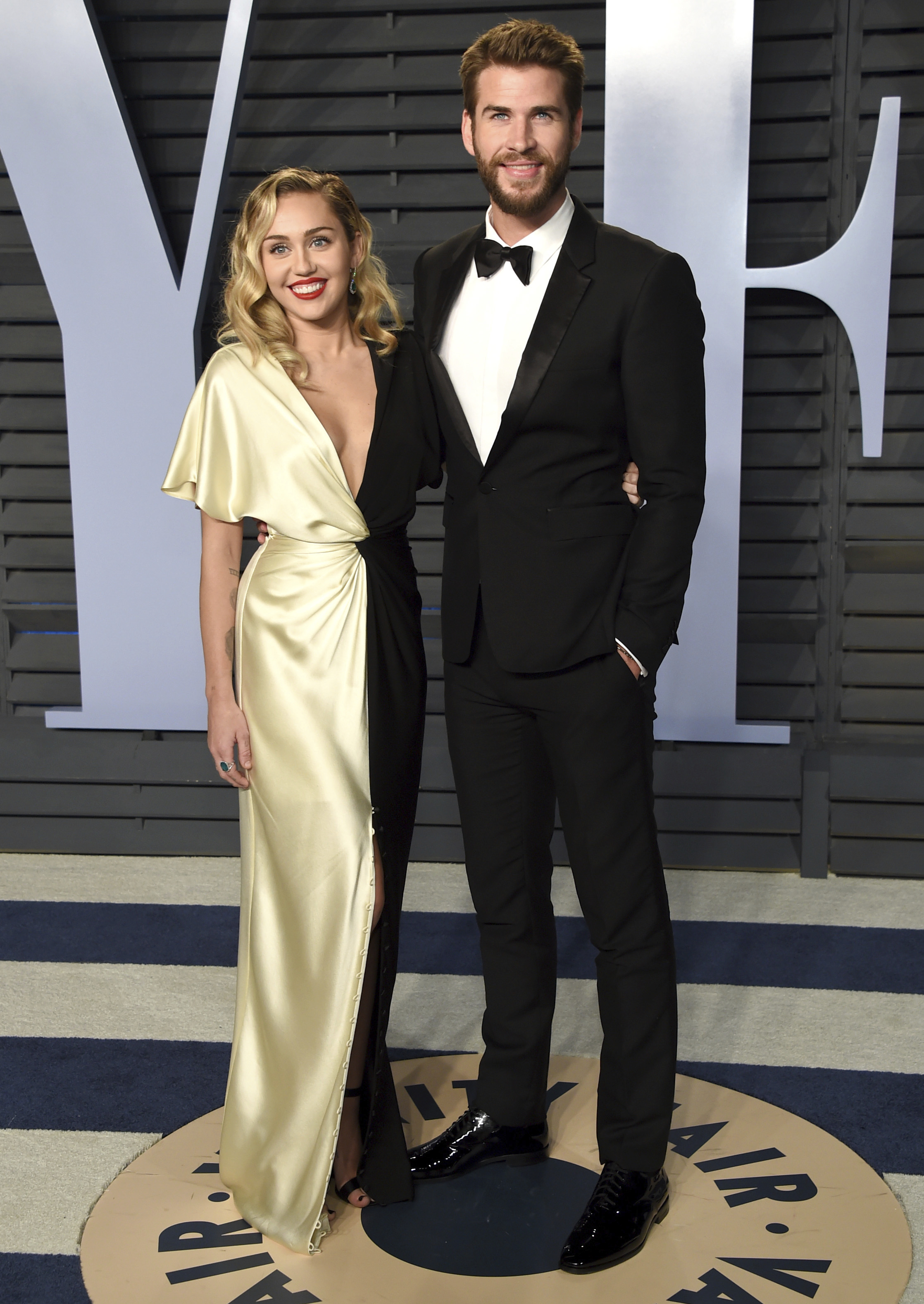 Miley Cyrus a jej manžel Liam Hemsworth na párty  Vanity Fair po udeľovaní Oscarov.