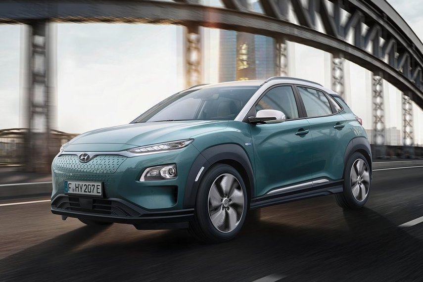 Elektrická Kona absolvovala aerodynamickú optimalizáciu. Vidieť to na zaslepenej maske, upravených nárazníkoch aj 17-palcových diskoch kolies.