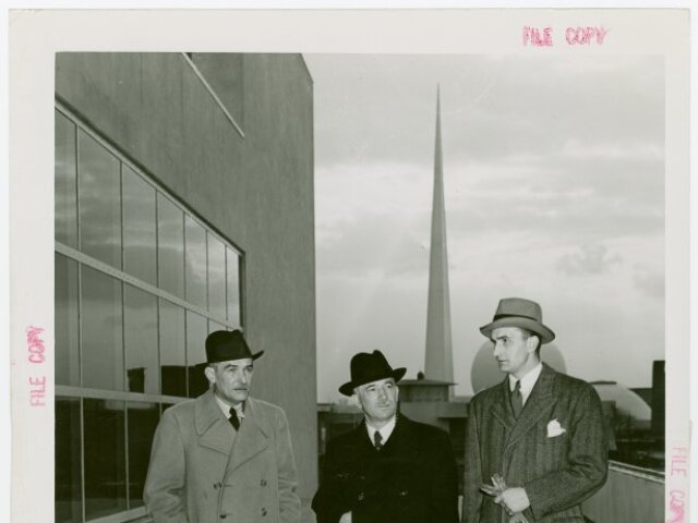 Edvard Beneš (v strede), československý vyslanec v USA Vladimír Hurban (vľavo) a zástupca československého pavilónu na Svetovej výstave George. J. Janeček - v roku 1939 v New Yorku.