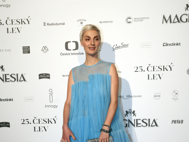 Herečka Barbora Poláková v šatách od Agáty Sehákovej. 