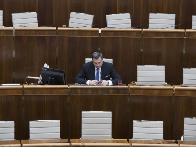 Predseda NR SR Andrej Danko počas rokovania 28. schôdze NR SR. Plénum je takmer prázdne.
