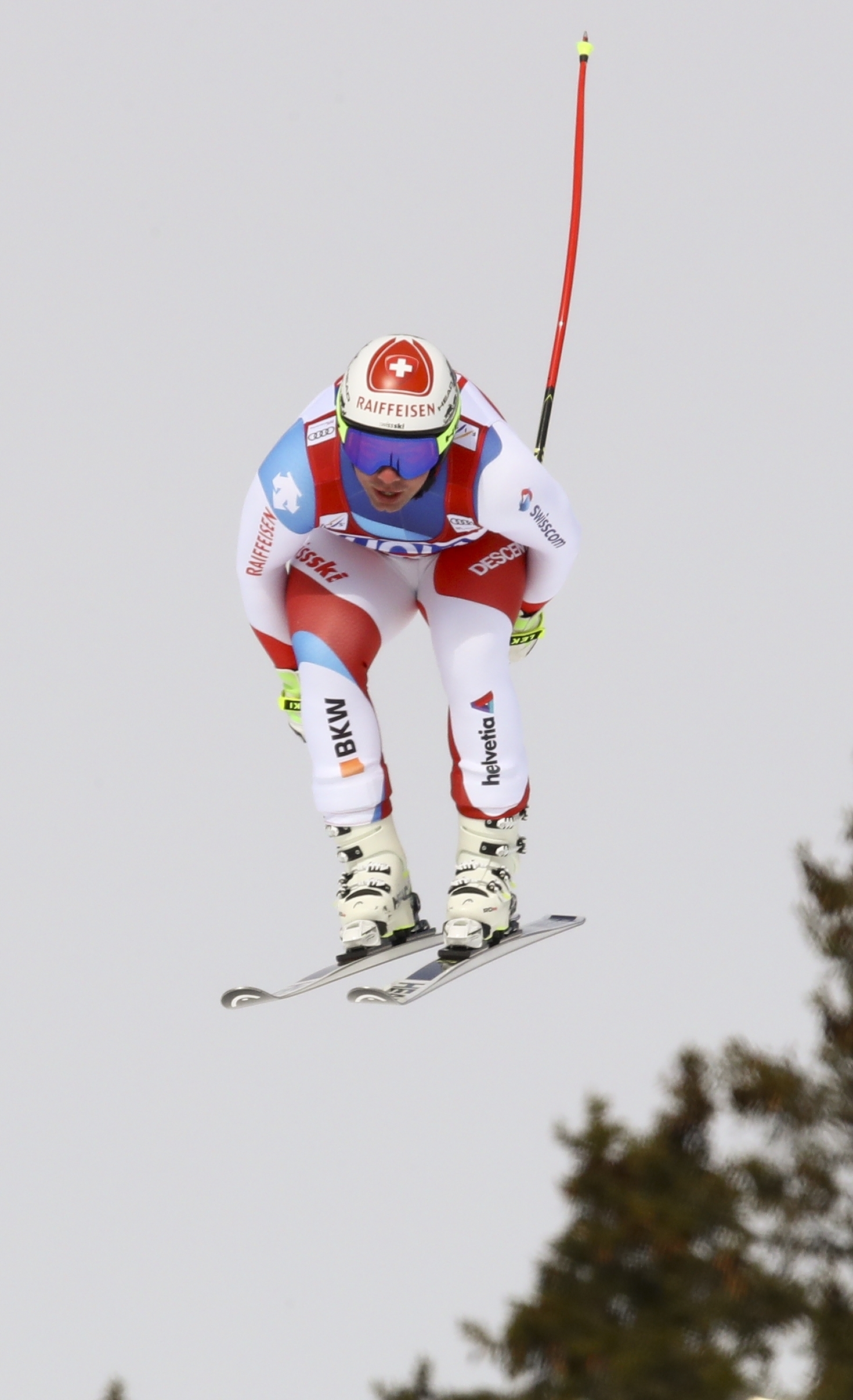 Beat Feuz počas zjazdu v Aare.