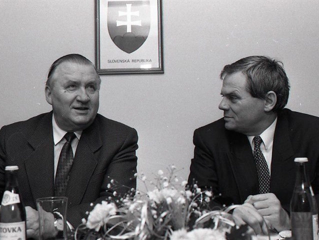 Vzťahy Mečiar – Kováč sa vážnejšie naštrbili už krátko po inaugurácii, keď prezident odmietol odvolať z funkcie ministra zahraničných vecí Milana Kňažka.