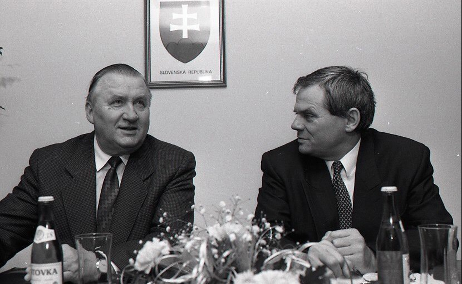 Vzťahy Mečiar – Kováč sa vážnejšie naštrbili už krátko po inaugurácii, keď prezident odmietol odvolať z funkcie ministra zahraničných vecí Milana Kňažka.