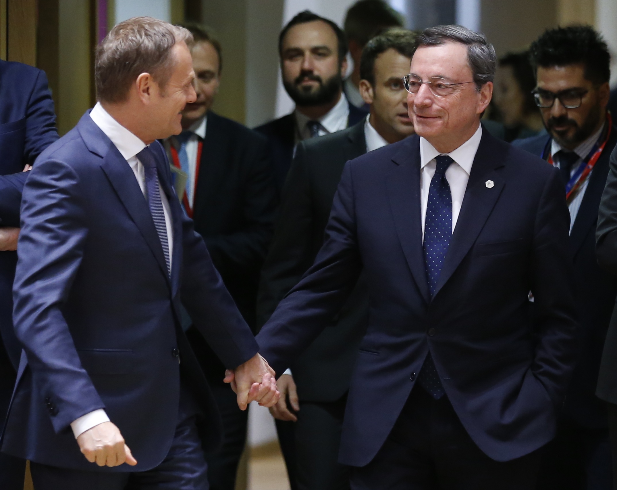 Predseda Európskej rady Donald Tusk (vľavo) a prezident Európskej centrálnej banky Mario Draghi na summite lídrov EÚ v Bruseli.
