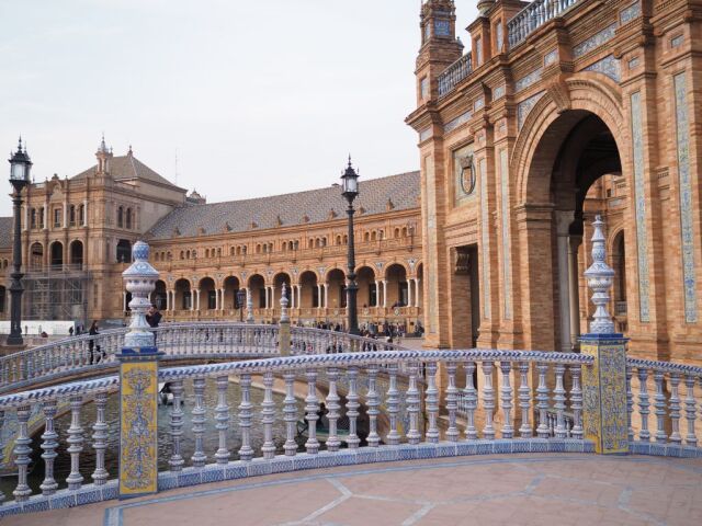 Najkrajšie sevillské námestie Plaza de Espaňa. Kachličky azulejos sú všade.