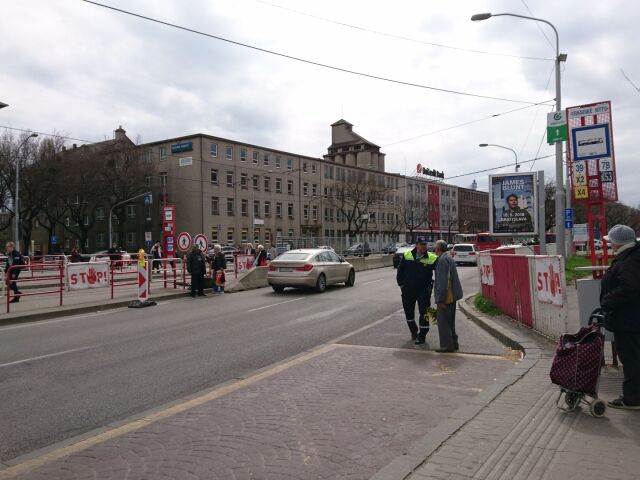 Situácia na Trnavskom mýte. Mnoho ľudí nevie, že podchod od tržnice je už otvorený.