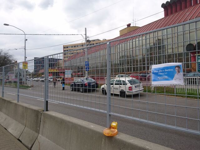 Situácia na Trnavskom mýte. Plot, ktorý má zabrániť prebiehaniu ľudí cez vozovku, sa stal terčom kritiky.