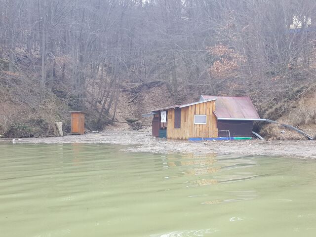 Zaplavené čierne stavby na domaši.