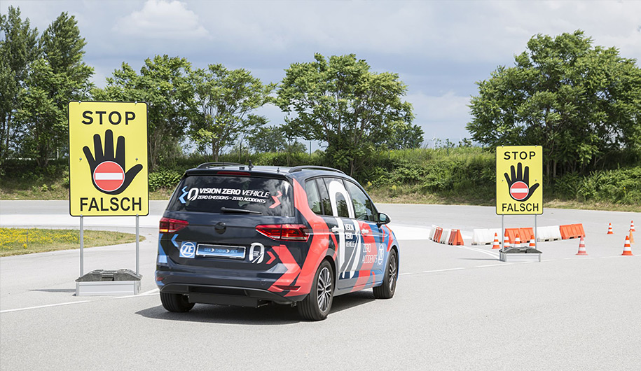 Systém Wrong-Way Inhibit využíva viacero asistenčných systémov od čítačky dopravných značiek, monitorovania jazdných prúdov až po podporu riadenia a autonómne brzdenie.