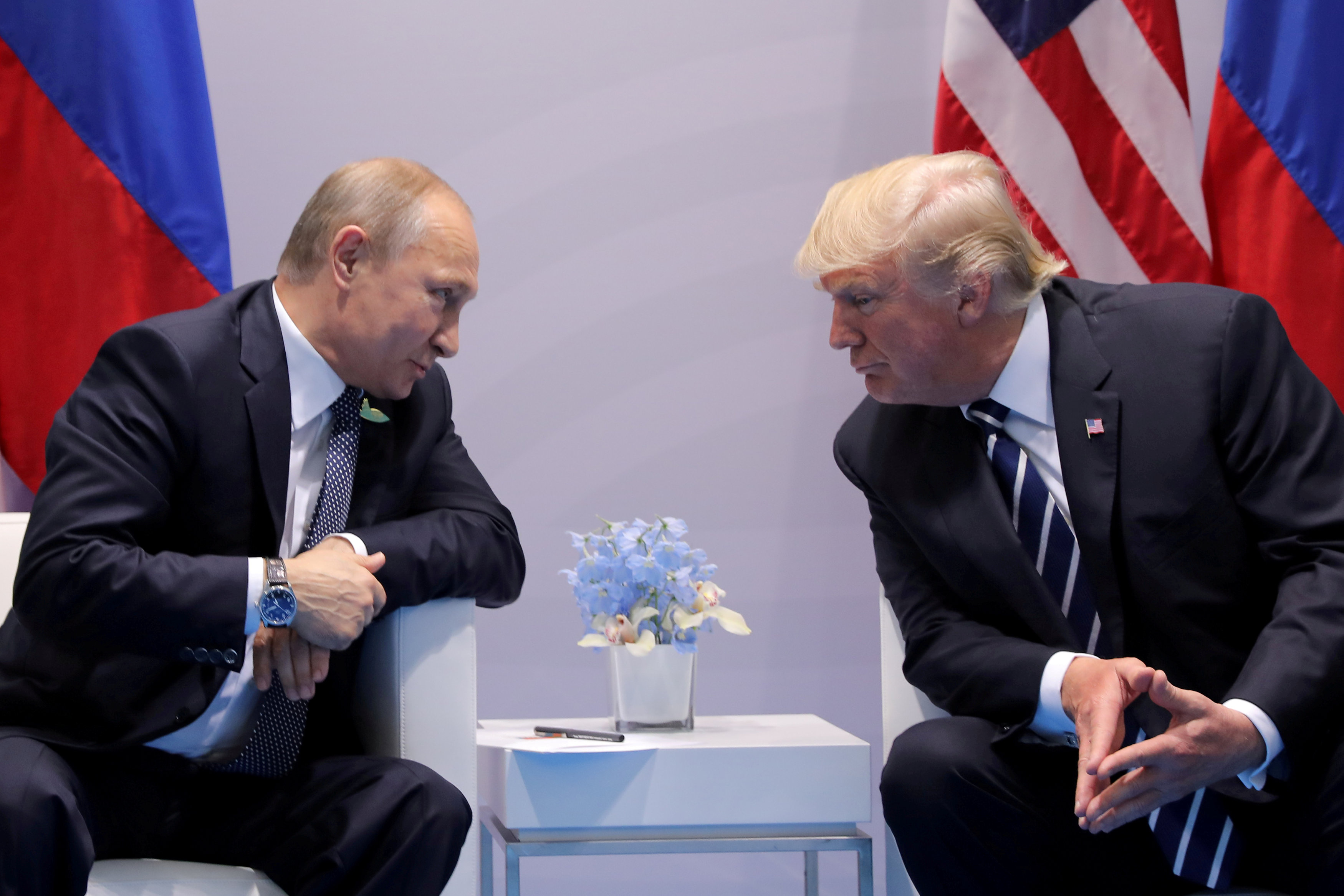 Vladimir Putin a Donald Trump vlani na summite v Hamburgu. Konflikt mocností sa odvtedy ďalej vyostruje.