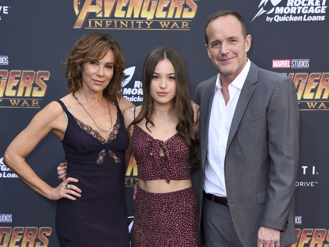 Herečka Jennifer Grey, jej manžel Clark Gregg a ich dcéra Stella Gregg.