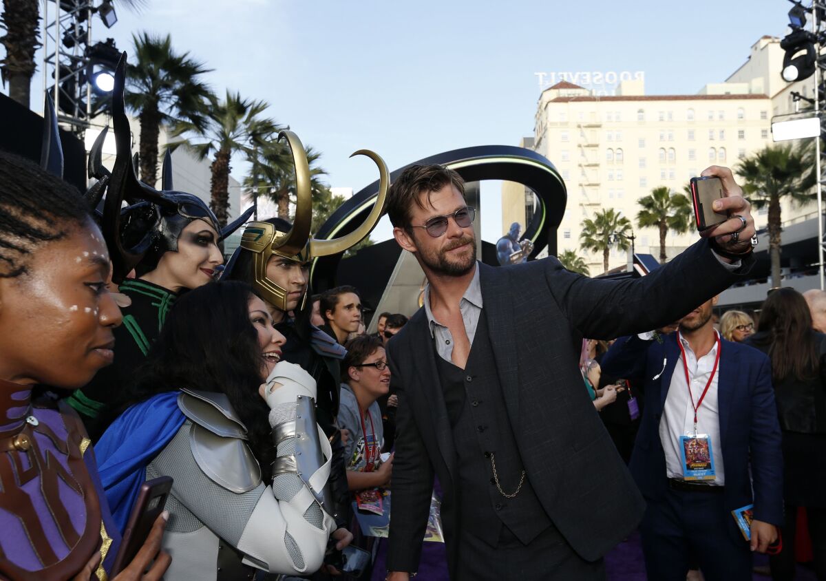Herec Chris Hemsworth pózuje s fanúšikmi. 