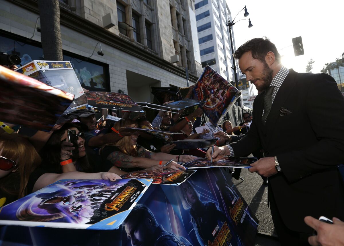 Herec Chris Pratt rozdáva autogramy. 