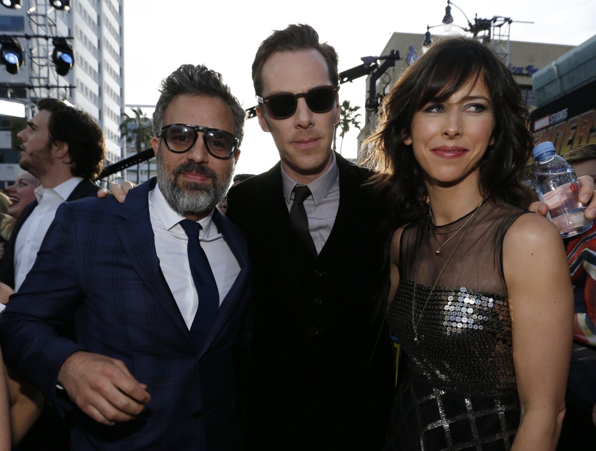 Herec Mark Ruffalo, Benedict Cumberbatch (v strede) a jeho manželka Sophie Hunter. 
