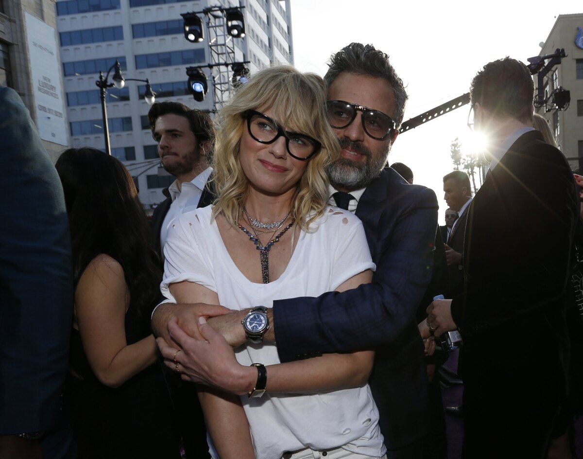 Herec Mark Ruffalo prišiel s manželkou Sunrise Coigney.