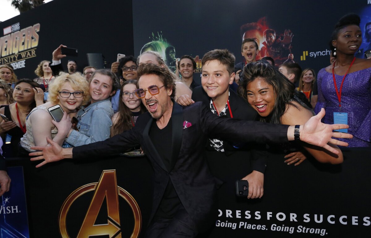 Herec Robert Downey Jr. pózuje s fanúšikmi.