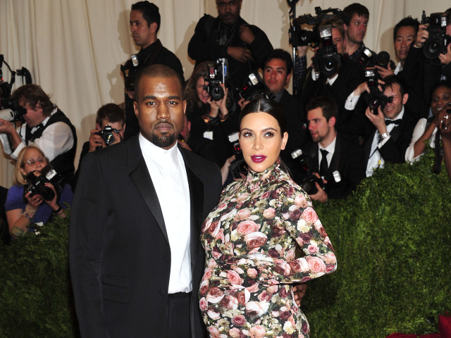 Tehotná Kim Kardashian v kreácii Givenchy a jej manžel Kanye West.