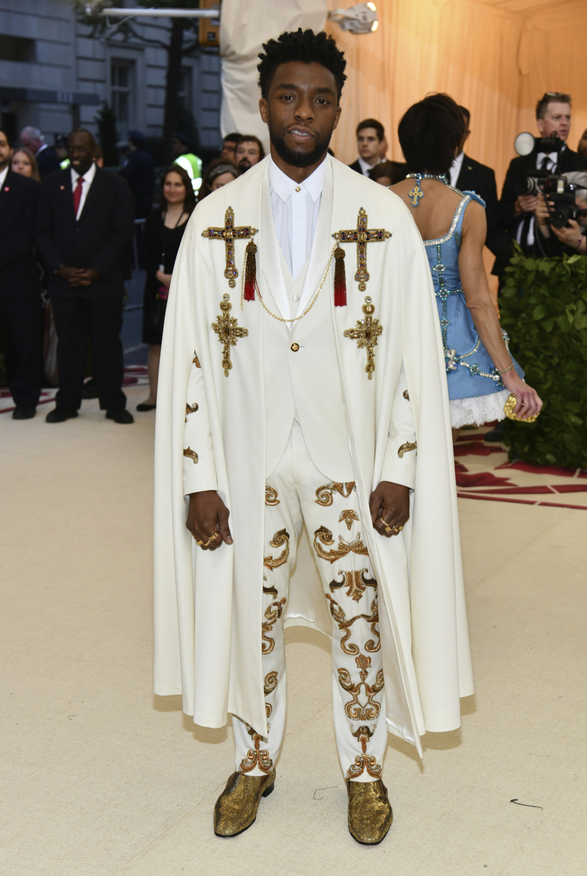 Herec Chadwick Boseman v kreácii Versace.