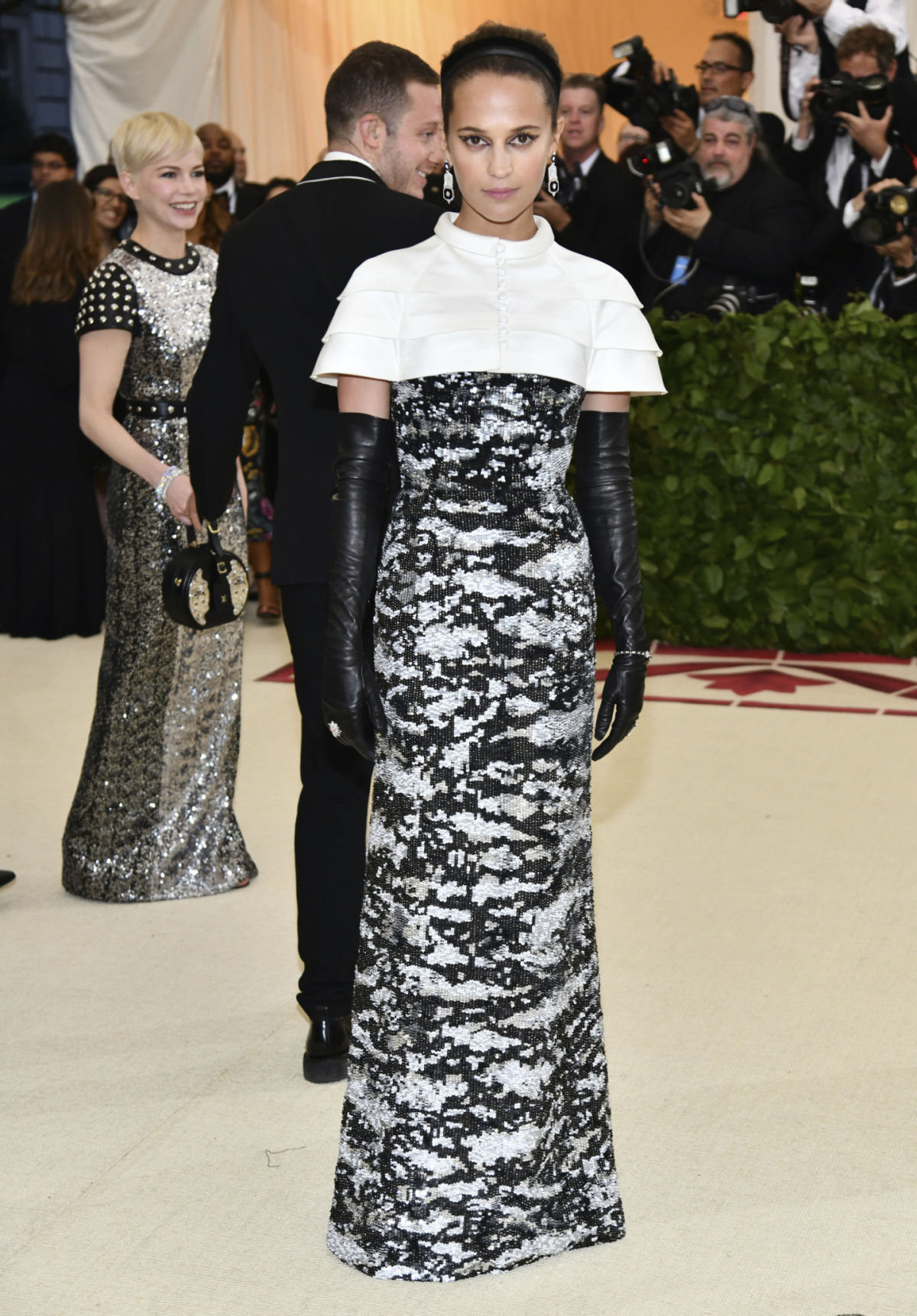 Herečka Alicia Vikander v kreácii Louis Vuitton. 