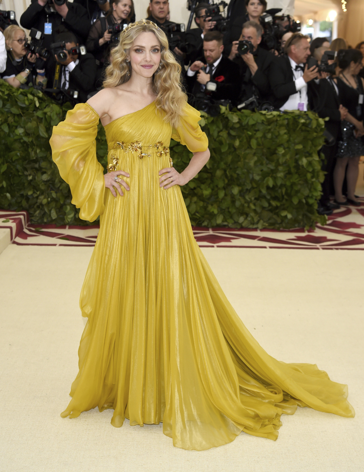 Herečka Amanda Seyfried v kreácii Prada.