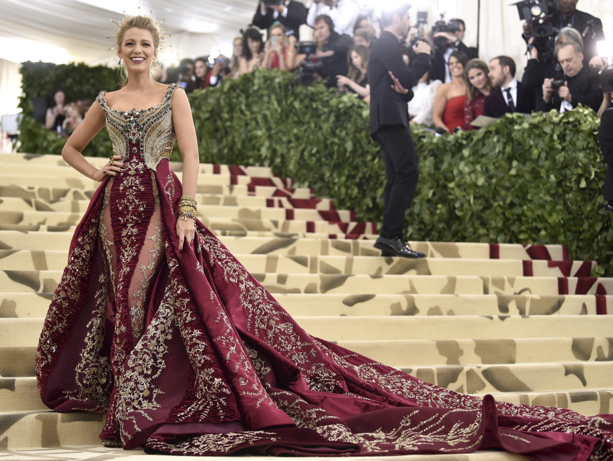 Herečka Blake Lively v kreácii Versace zhotovenej na mieru.