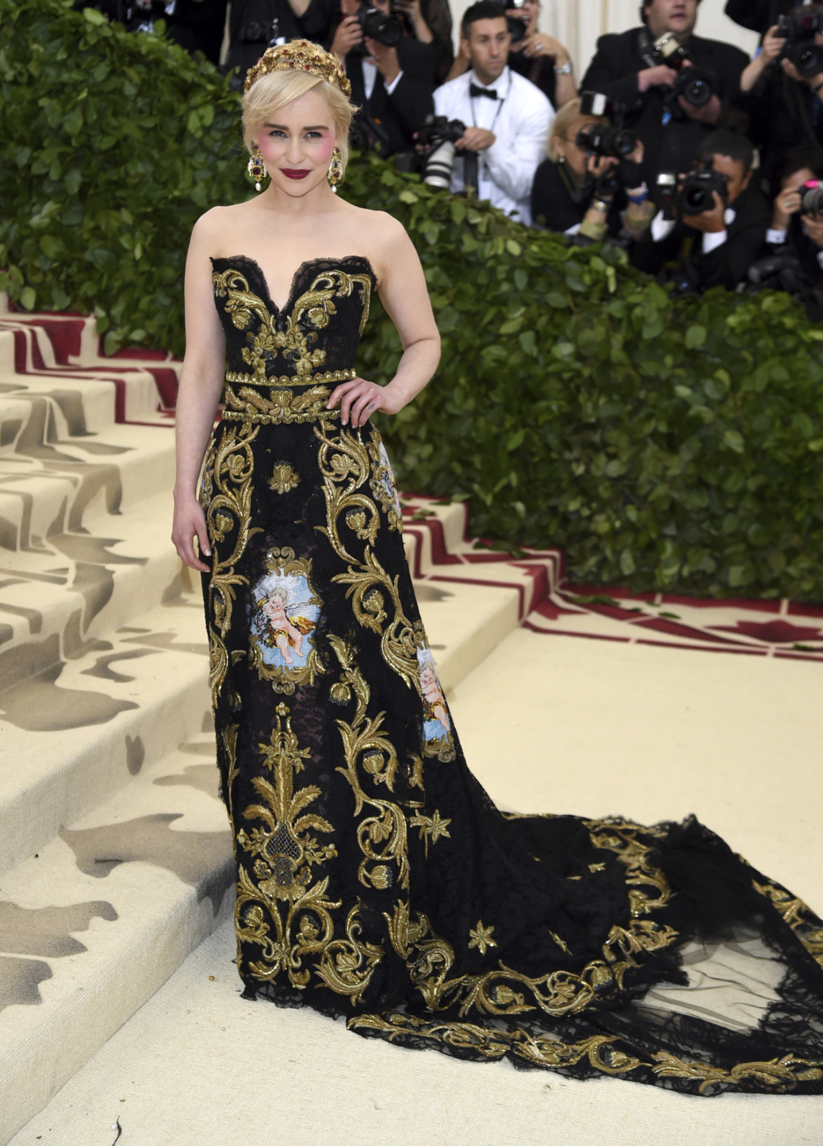 Herečka Emilia Clarke v kreácii Dolce & Gabbana Alta Moda.