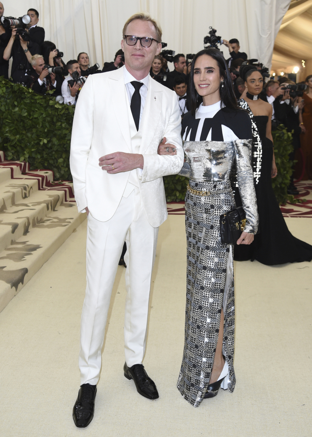 Herečka Jennifer Connellly (v Louis Vuitton) a jej manžel Paul Bettany.  