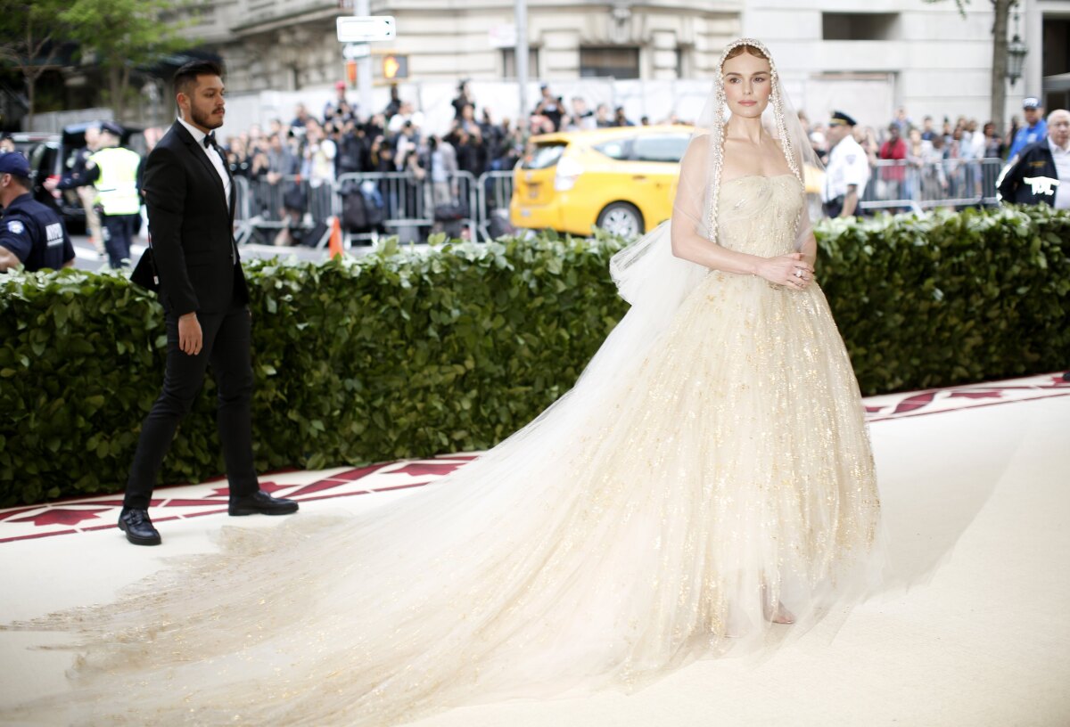 Herečka Kate Bosworth v kreácii Oscar de la Renta. 