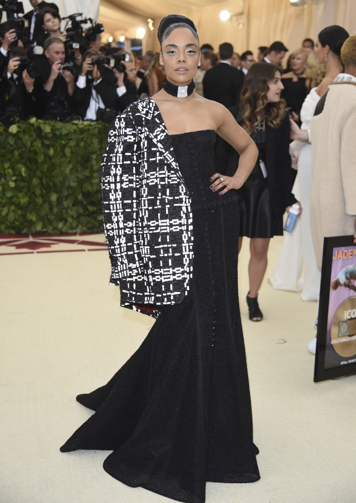 Herečka Tessa Thompson si obliekla model Thom Browne.