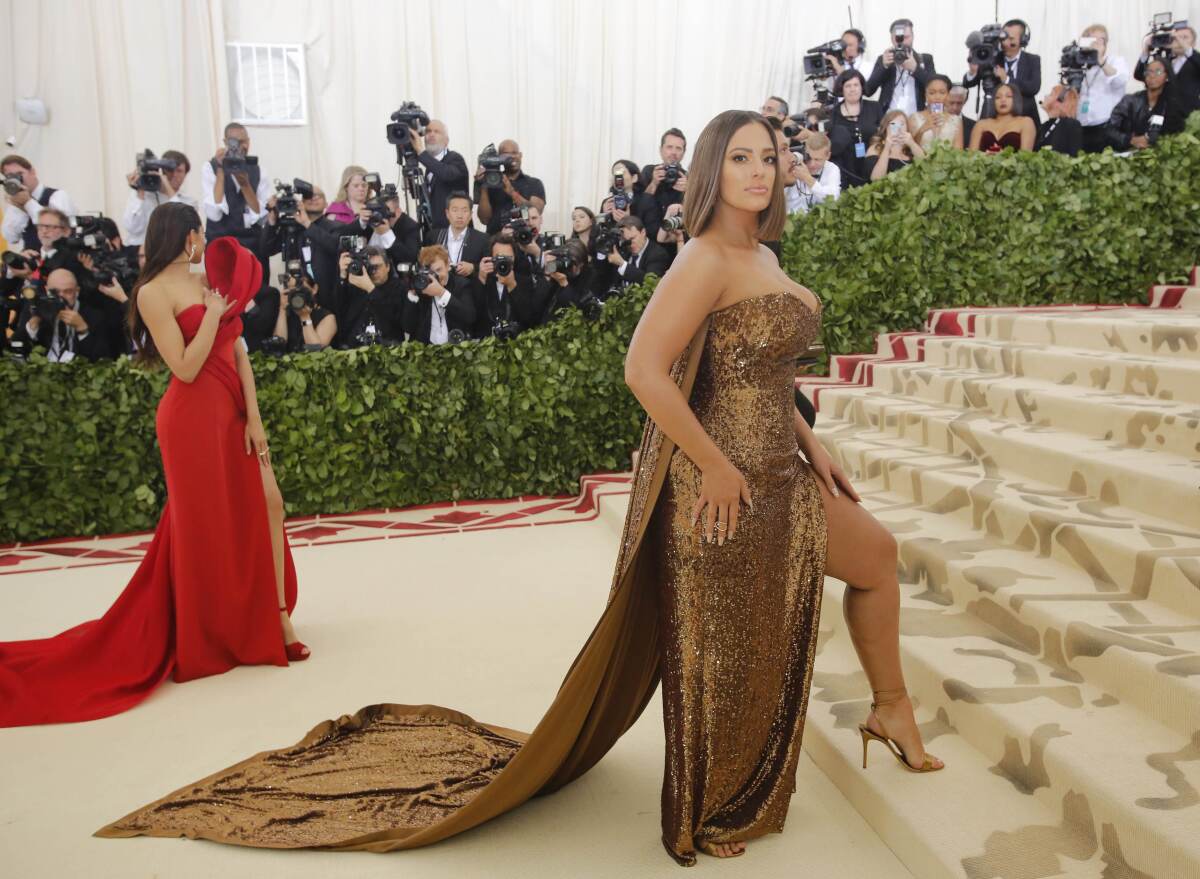 Modelka Ashley Graham v šatách z dielne Prabal Gurung.