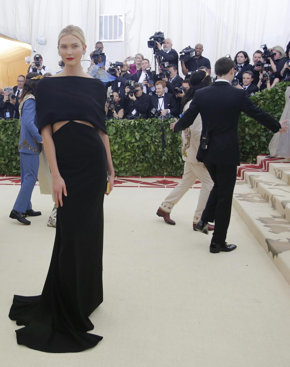 Modelka Karlie Kloss v kreácii Brandon Maxwell.