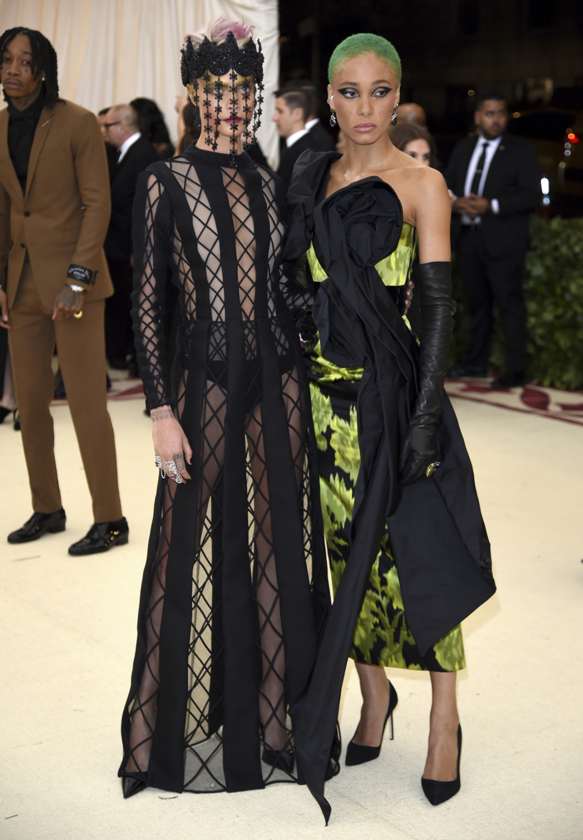 Modelky Cara Delevingne (vľavo) a Adwoa Aboah.