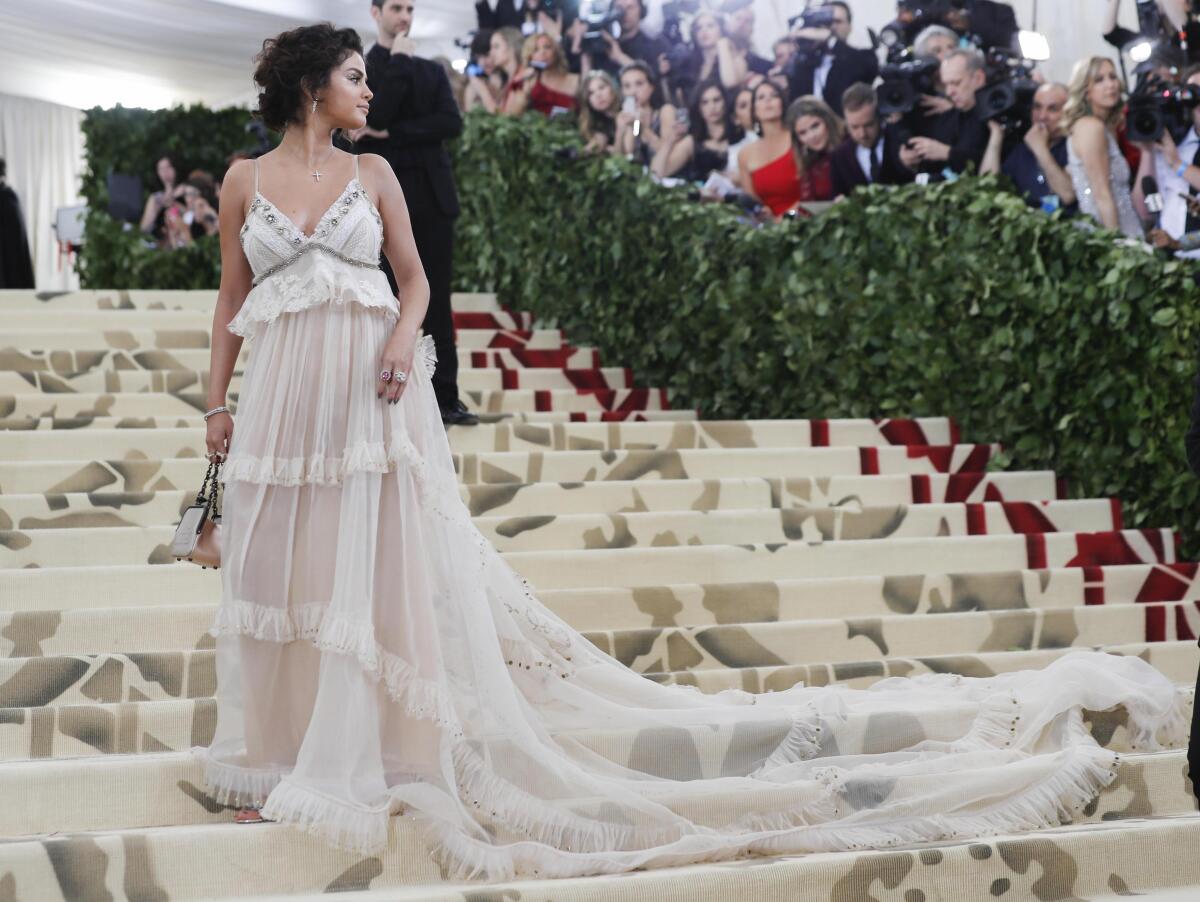 Speváčka a herečka Selena Gomez v kreácii Coach. 