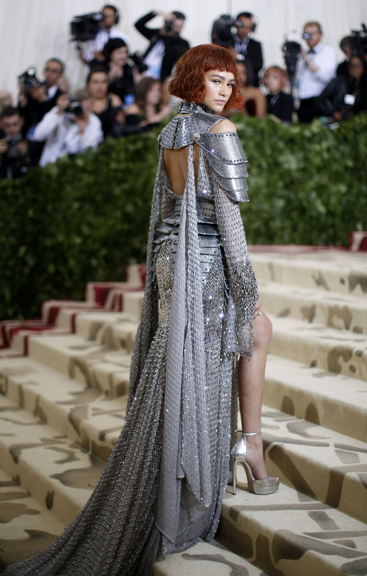 Speváčka a herečka Zendaya v kreácii Atelier Versace.