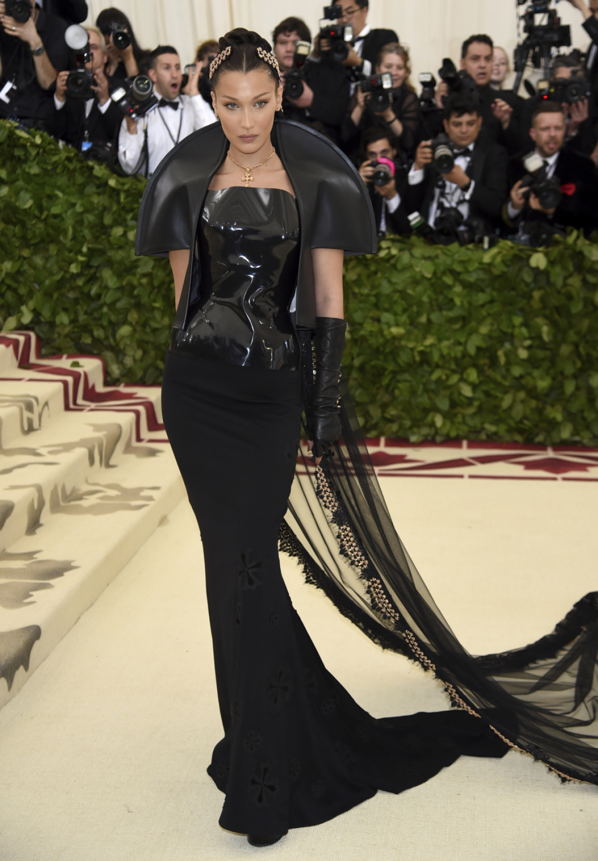 Topmodelka Bella Hadid v kreácii Gareth Pugh x Chrome Hearts.