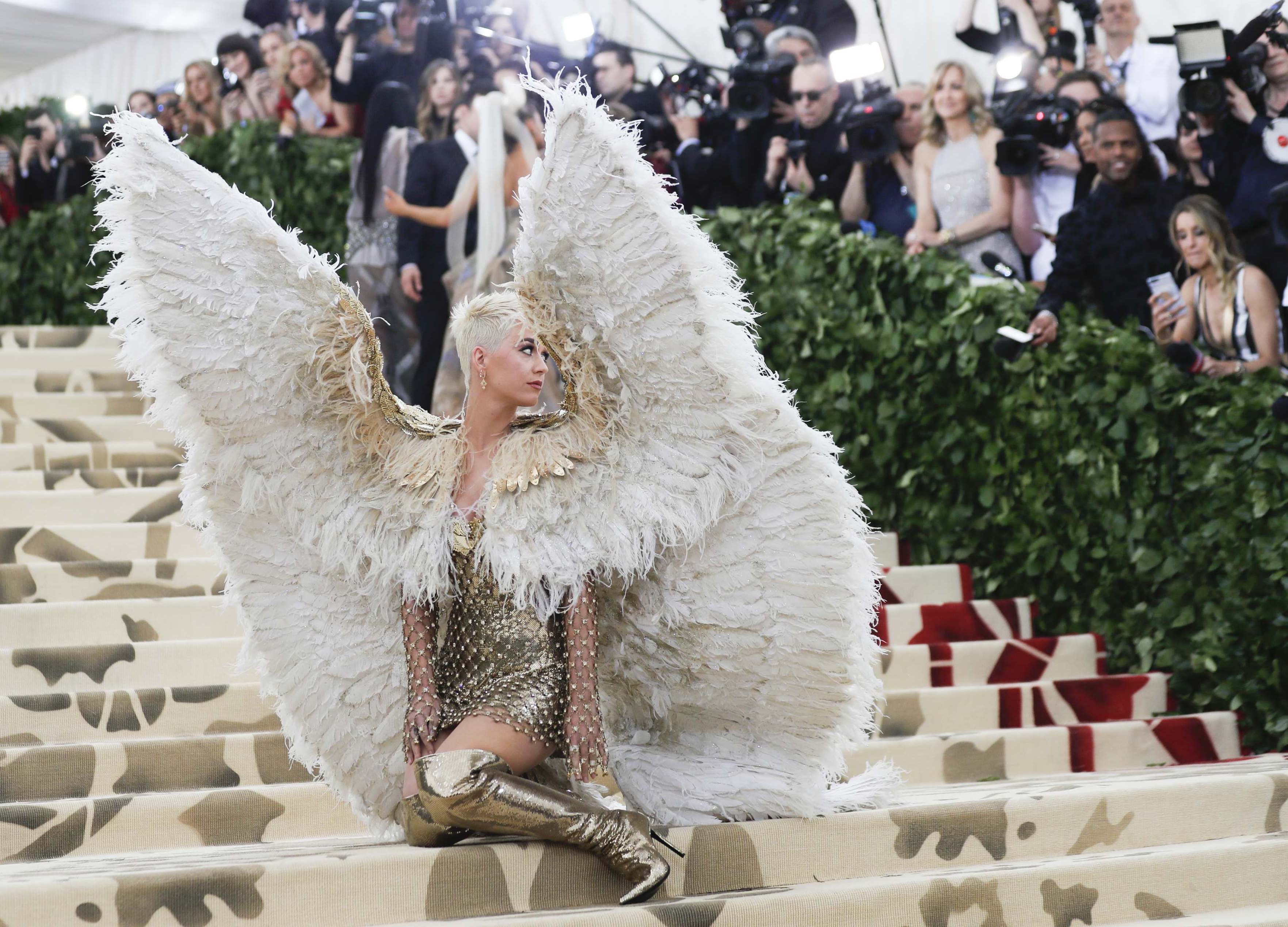 Speváčka Katy Perry pózuje fotografom ako "padlý anjel".