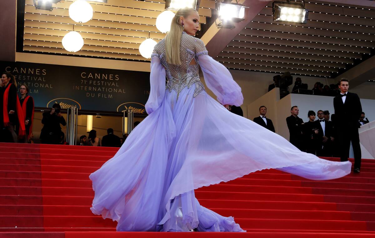 Topmodelka Natasha Poly v kreácii Atelier Versace.
