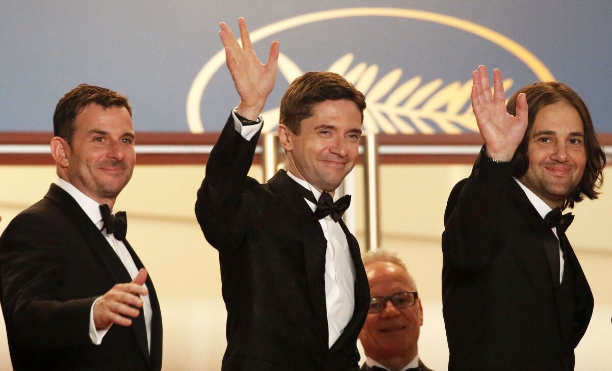 David Robert Mitchell (vľavo), herec Topher Grace (v strede) a producent Chris Bender