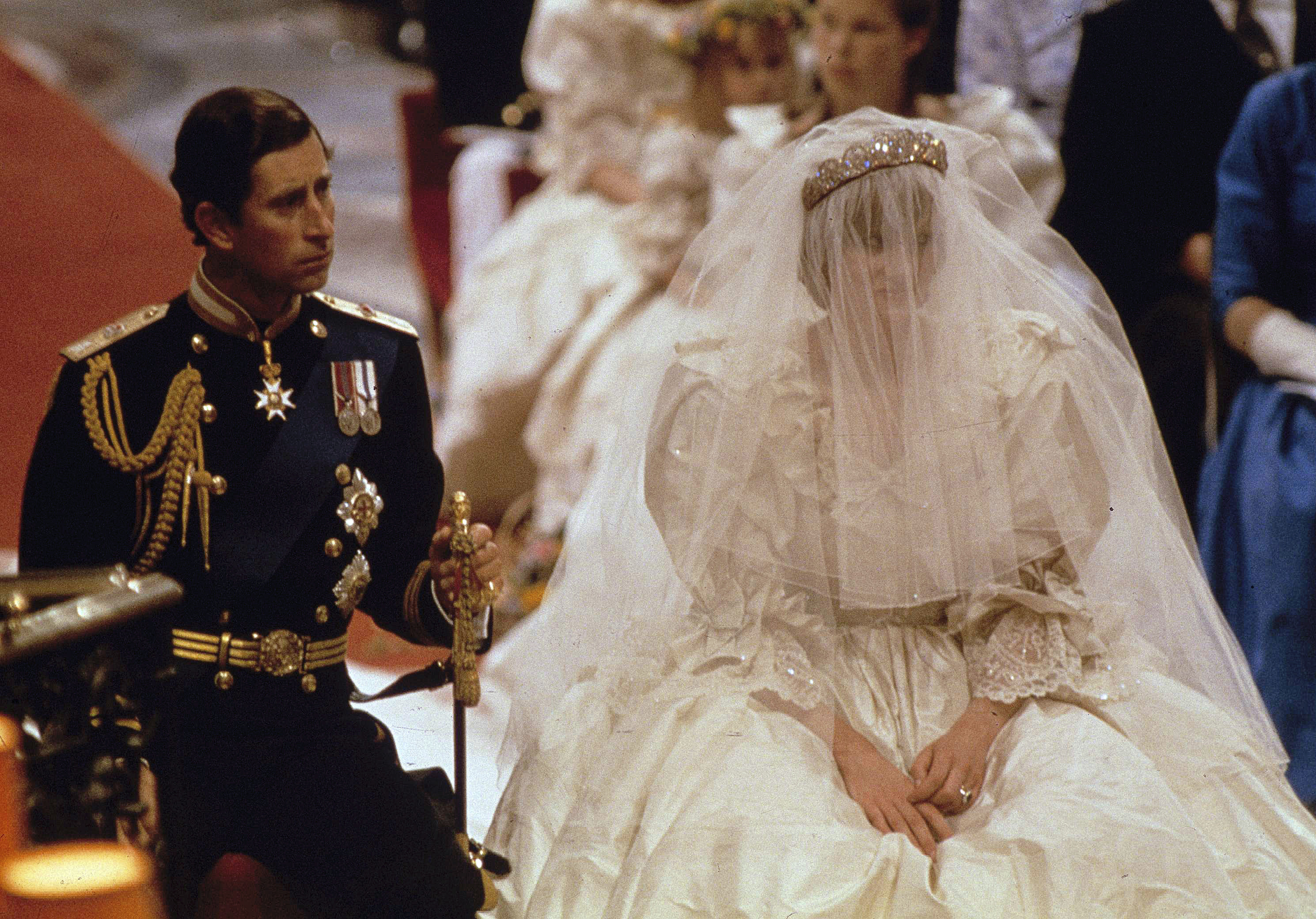 Záber z júla 1981, keď si áno povedal princ Charles a Lady Diana Spencer. Z ich manželstva pochádzajú dvaja synovia - princ William a princ Harry.