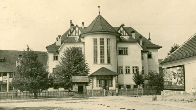 Pôvodný sirotinec v Modre už nestačil, čoskoro ho nahradila stavba podľa návrhu architekta Dušana Jurkoviča. Od poklepania základného kameňa 12. mája 1912 prešiel iba rok a 28. mája 1913 otvoril bránu ďalším deťom.