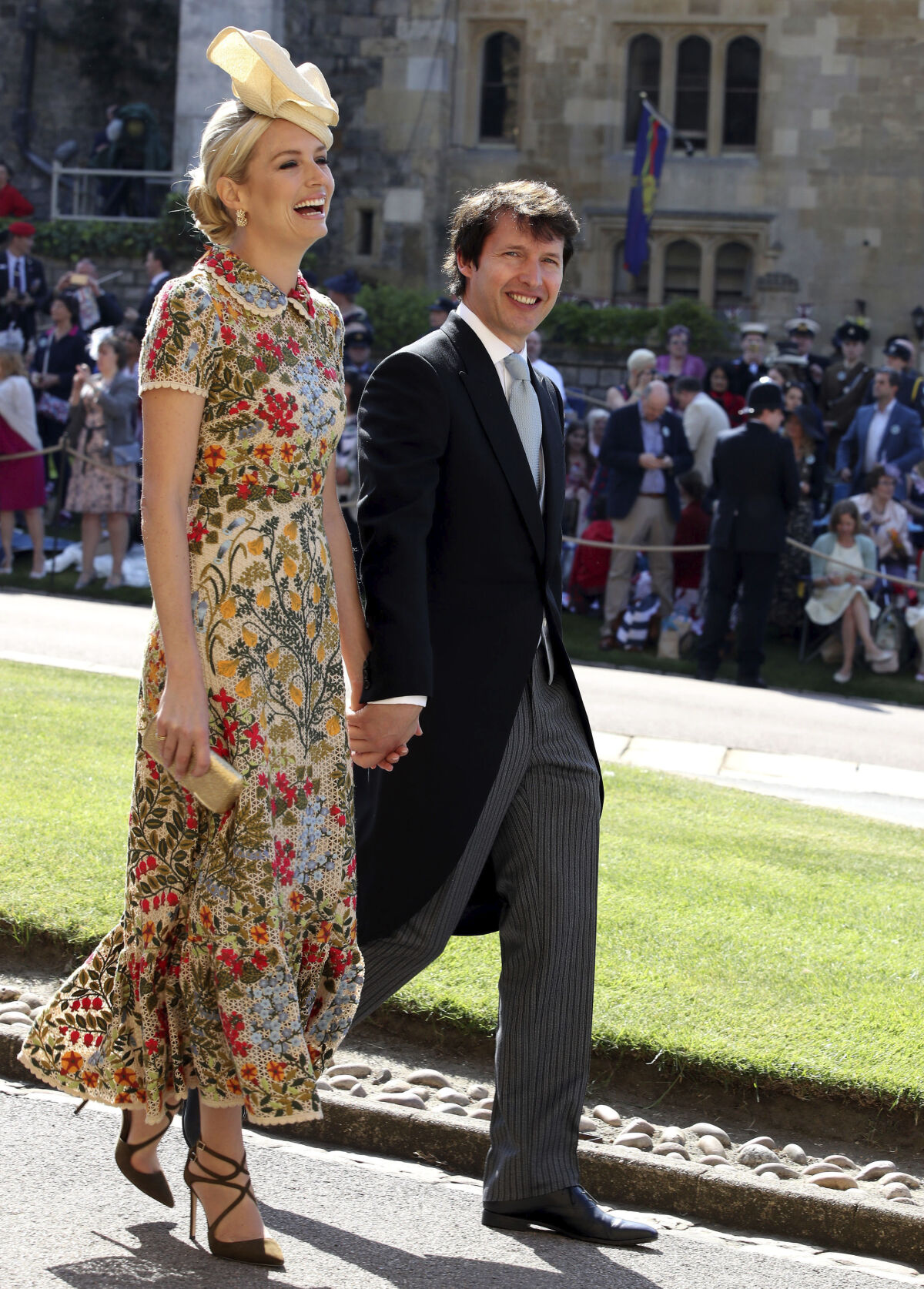 James Blunt a Sofia Wellesley prichádzajú na svadobný obrad.