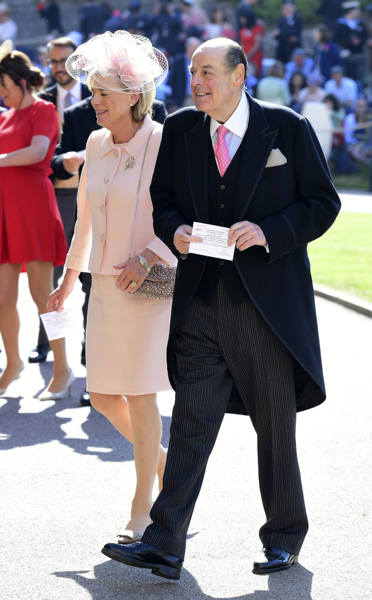 Nicholas Soames prichádza do kaplnky svätého Juraja. 