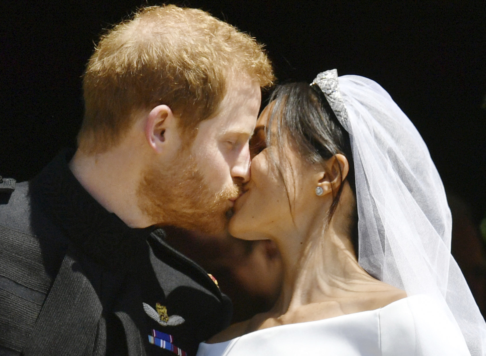 Prvý manželský bozk na verejnosti princa Harryho a jeho manželky, Meghan Markleovej.