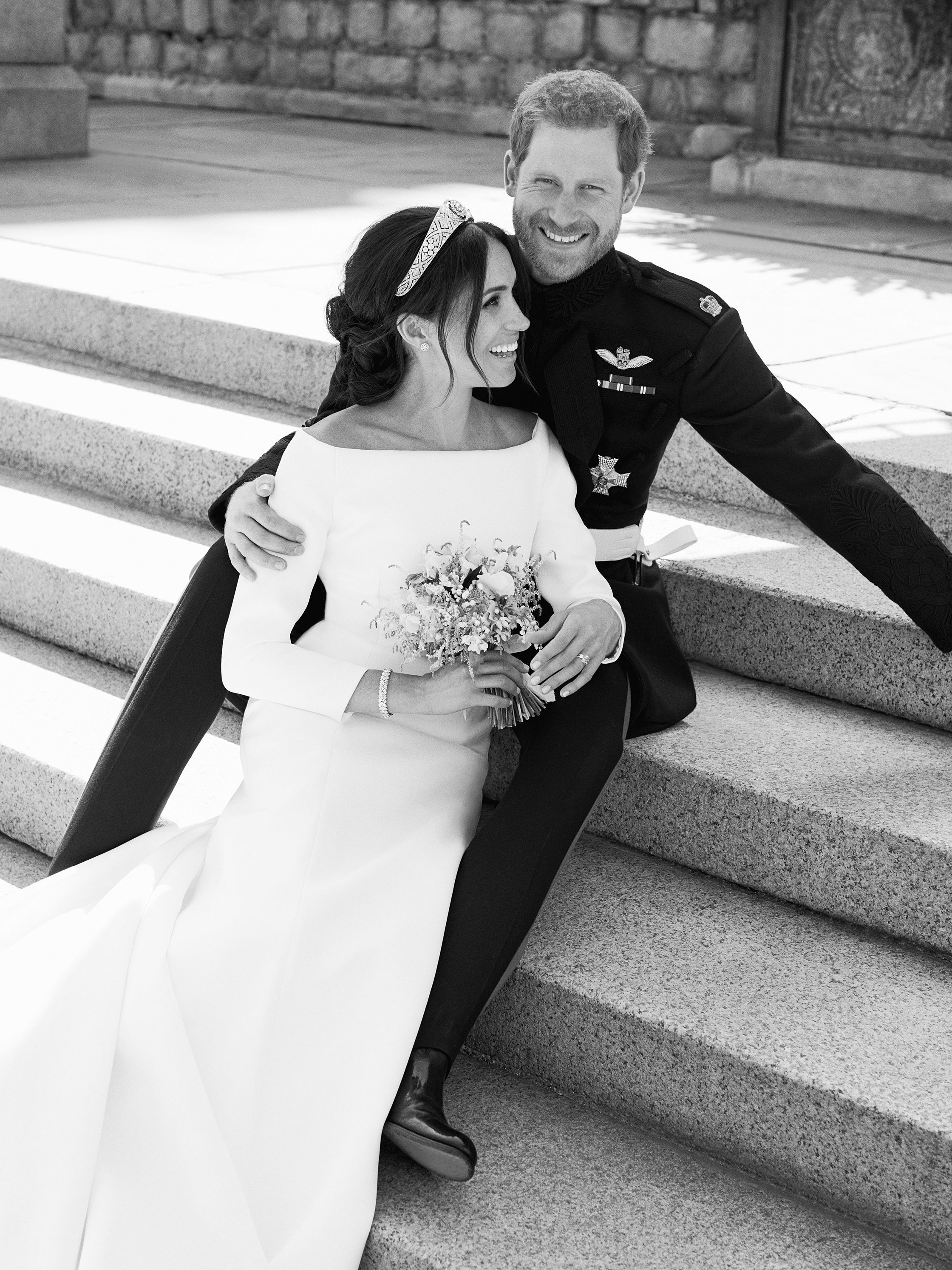Oficiálna svadobná fotografia britského princa Harryho a Meghan Markleovej po sobáši na východnej terase kráľovského zámku vo Windsore.