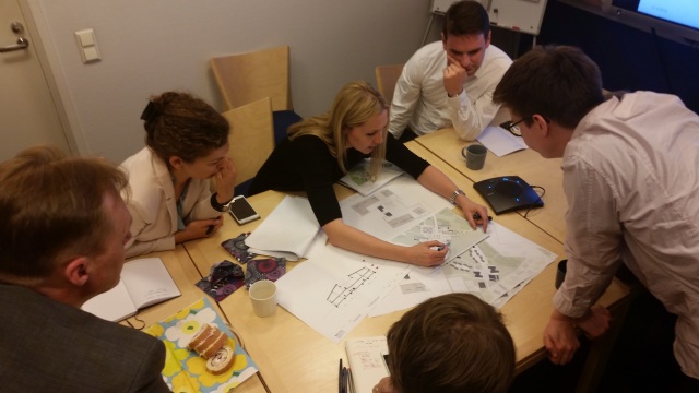 Workshop vo Fínsku, kde Barbora Markechová konzultuje návrh školy s miestnymi architektmi.