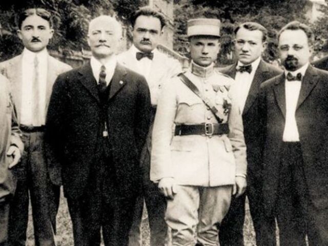 Albert Mamatey (tretí zľava) s M. R. Štefánikom (po jeho ľavici) v roku 1917, pri jeho návšteve USA.