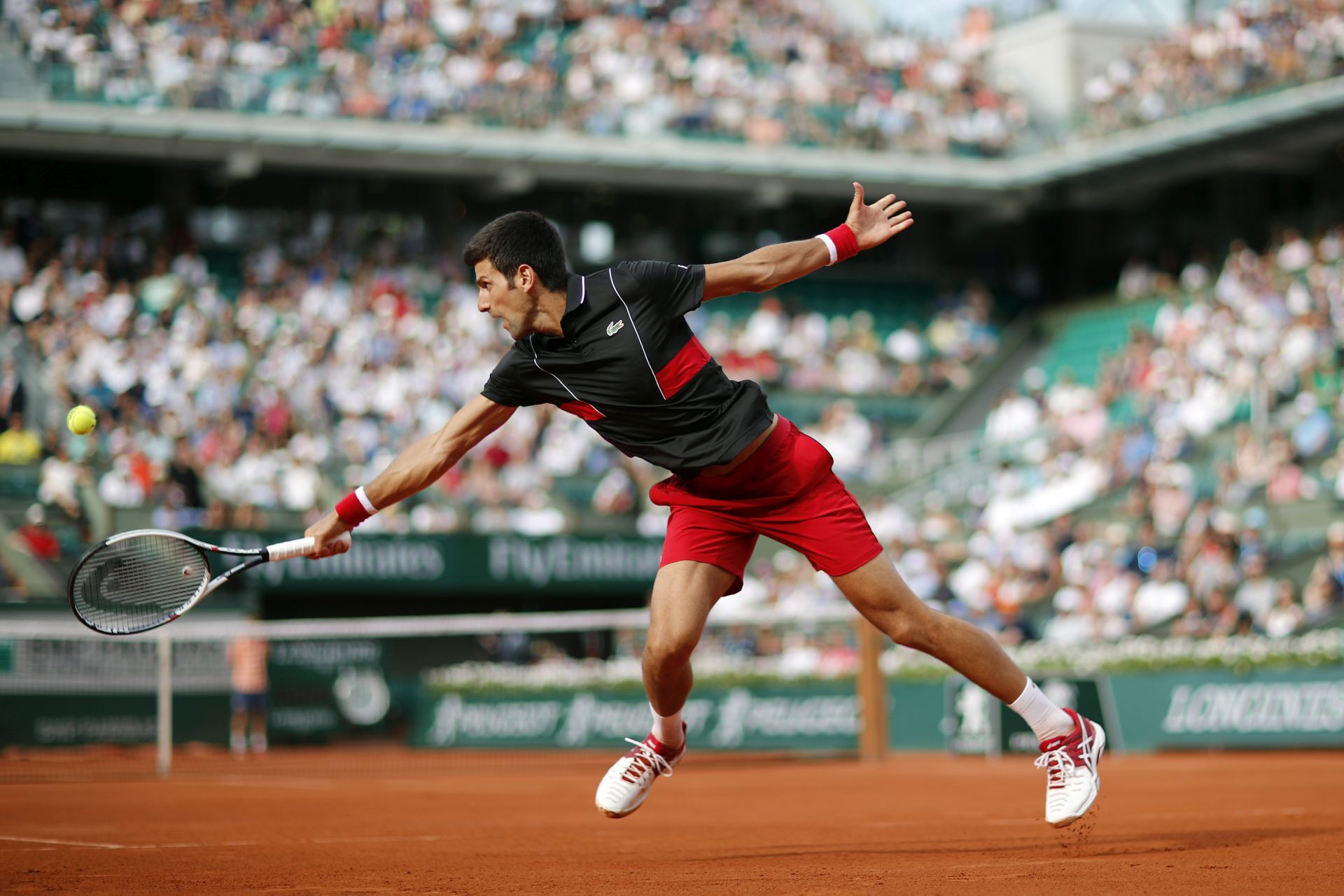 Novak Djokovič počas súboja 4. kola Roland Garros proti Fernandovi Verdascovi.